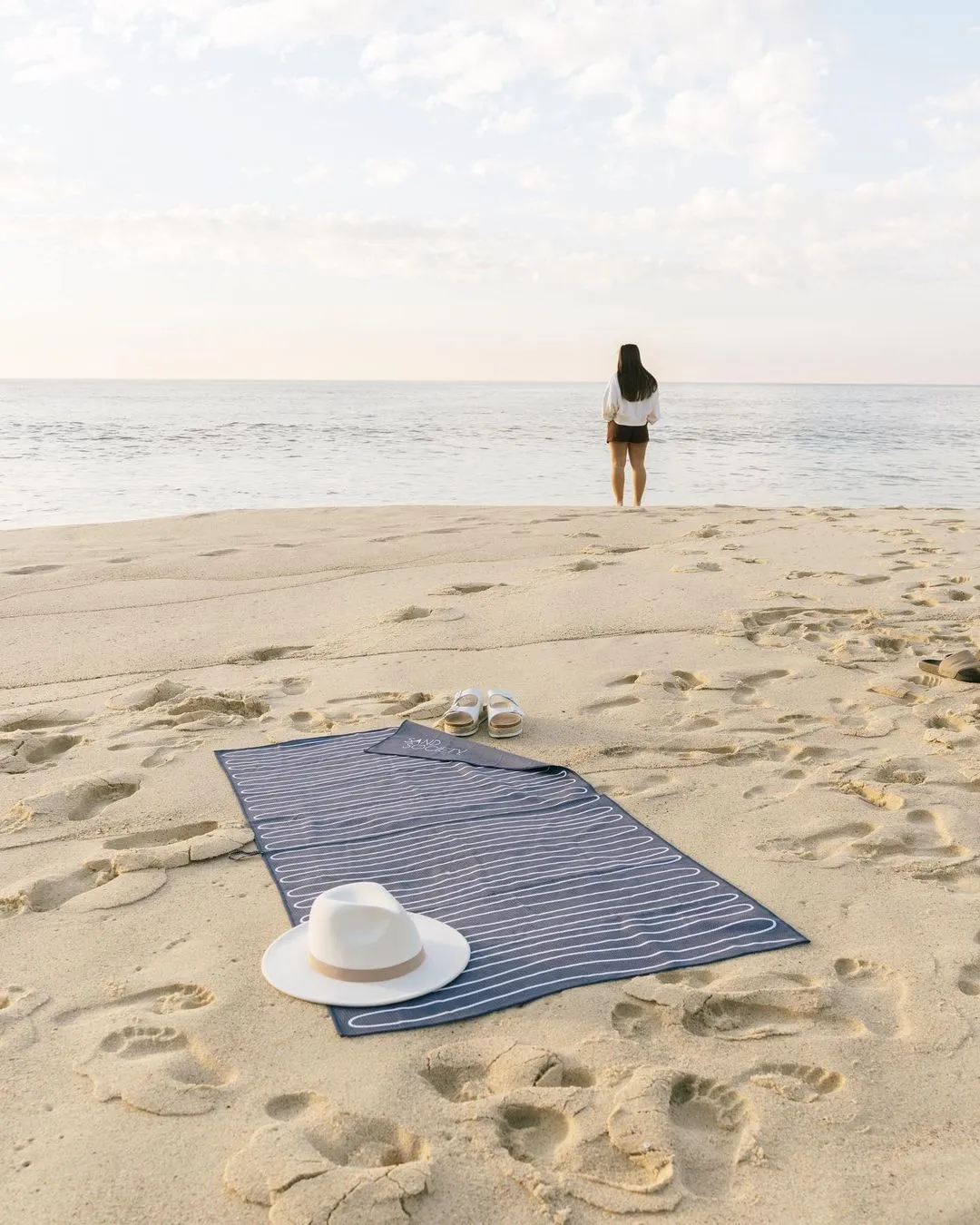 SAND SOCIETY Rippled Sand Free Beach Towel XL